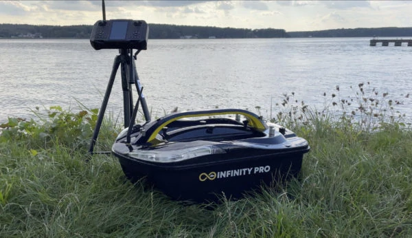 Zavážecí loď INFINITYBOAT PRO 3.0 50Ah LIMITOVANÁ CARBONOVÁ EDICE