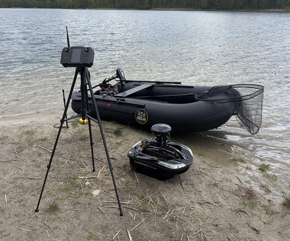Zavážecí loď INFINITYBOAT PRO 3.0 50Ah LIMITOVANÁ CARBONOVÁ EDICE